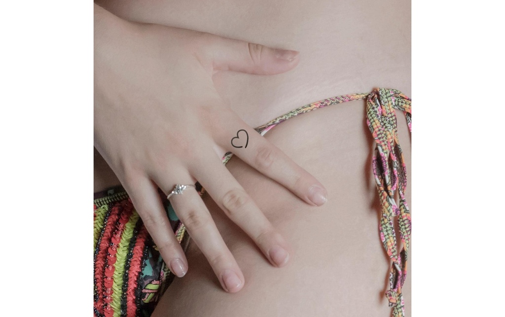 minink Tatouage Petit cœur ouvert Taille: S (1.1 cm x 0,9 cm)
